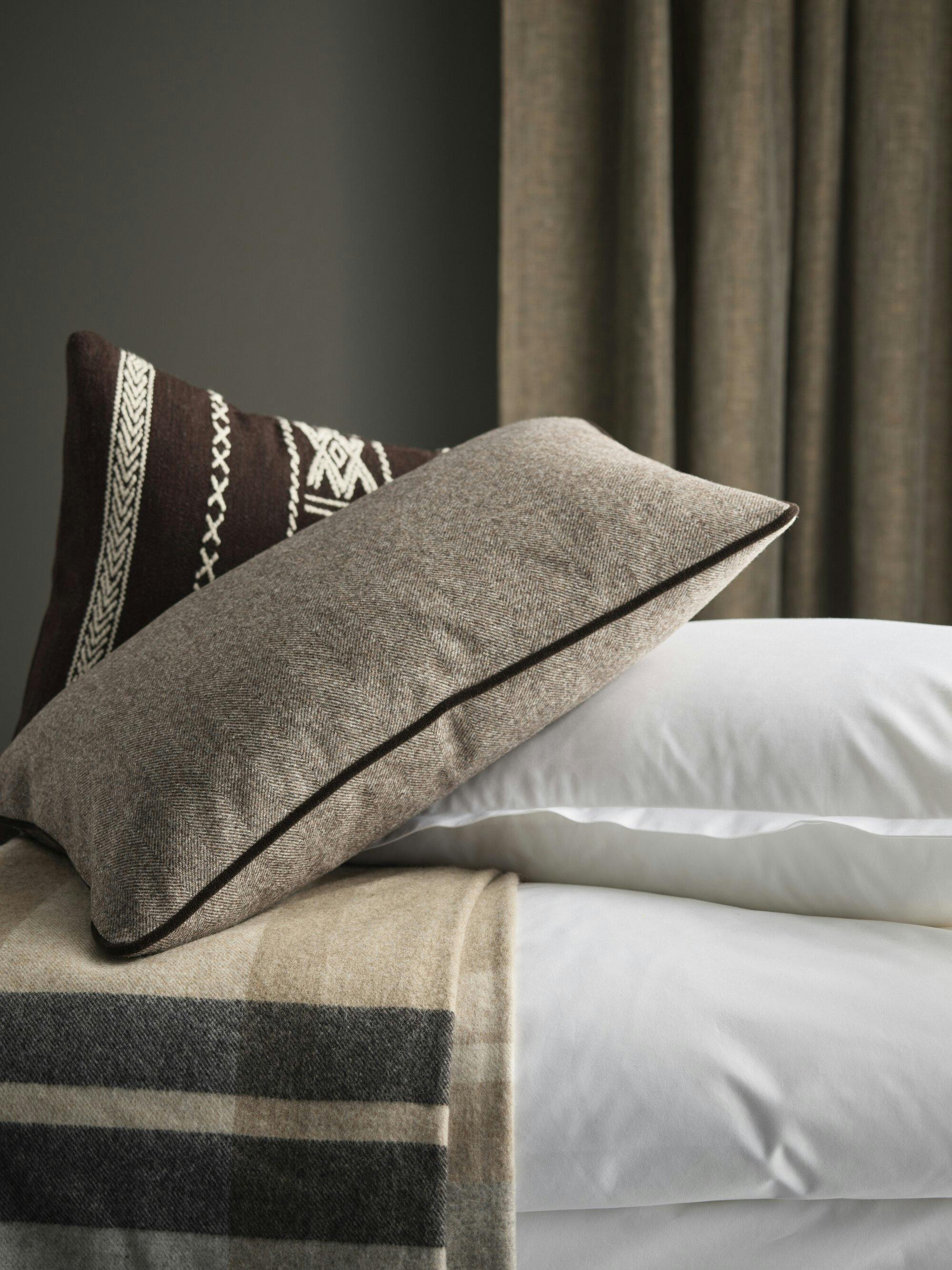 Morodune decorative pillow